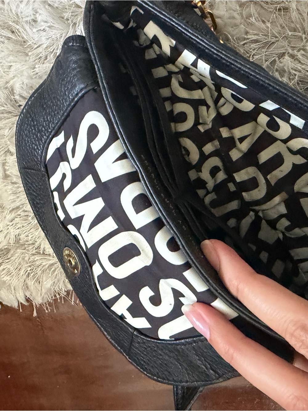 MARC JACOBS Black Leather Shoulder Bag with Gold Chain Detail - Picture 4 of 4